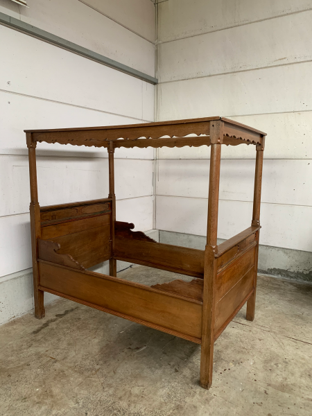 Canopy bed